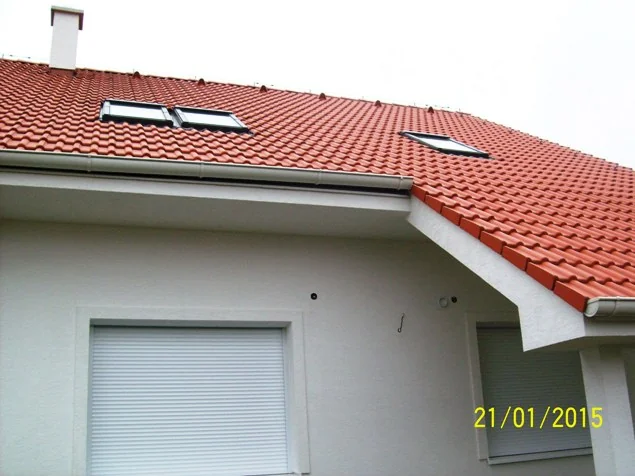 Strešné okná osadené v červenej krytine